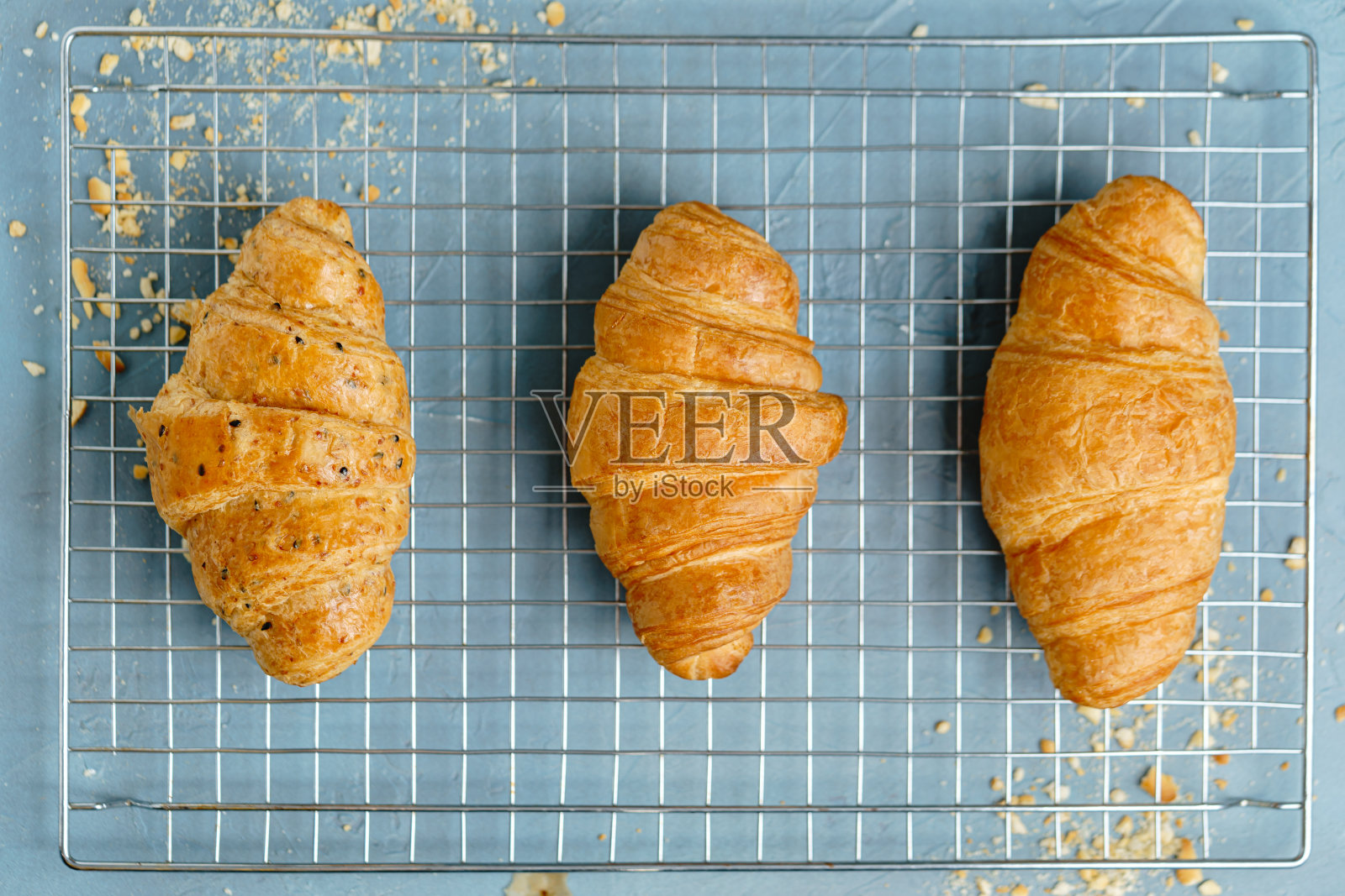 黑盘子里的新鲜烤牛角面包。法国和美国的牛角面包和烘焙糕点享誉世界。照片摄影图片