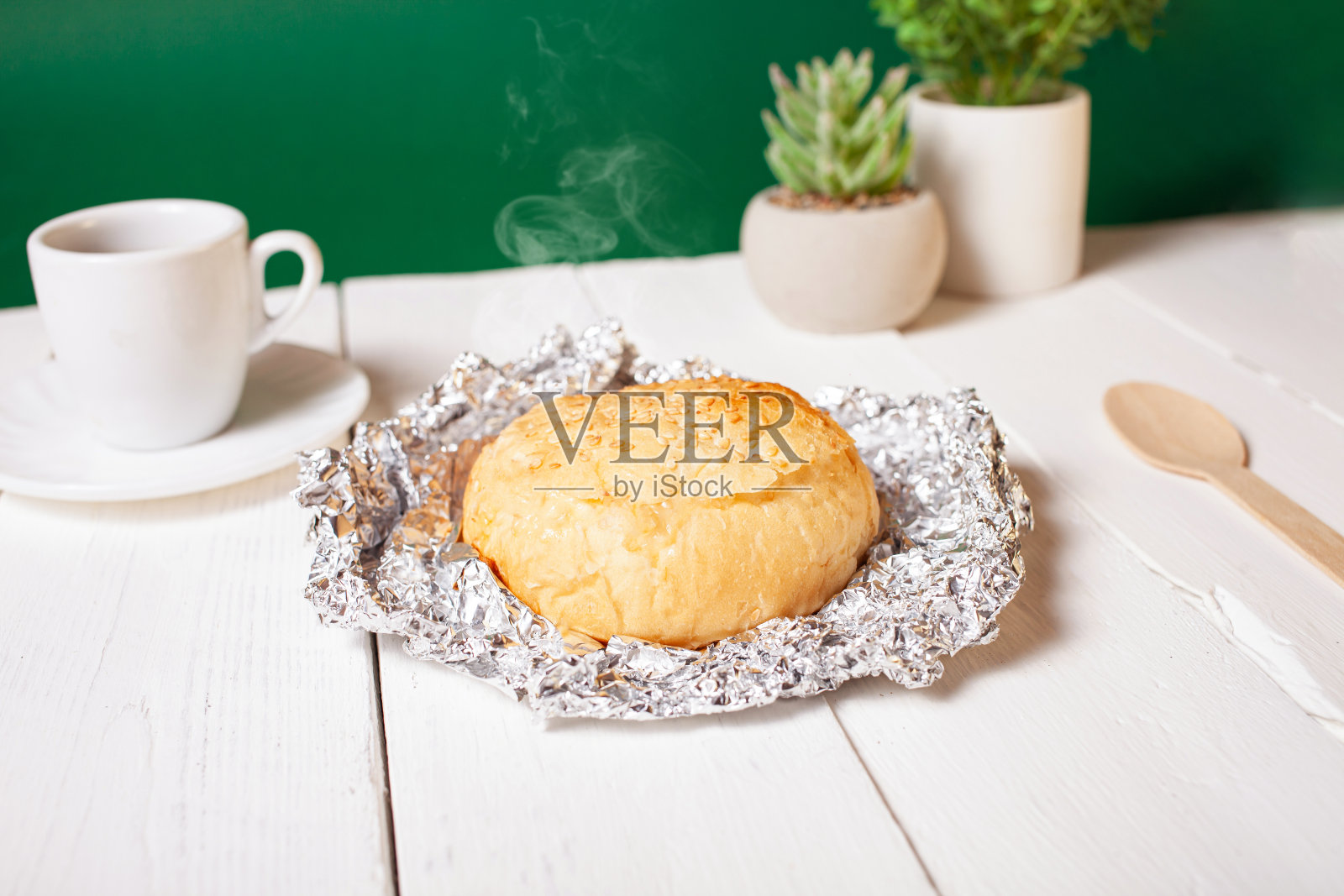 简约主义,以食物为背景。空白文本空间,动作捕捉。热早餐面包。绿色花朵,环保。照片摄影图片