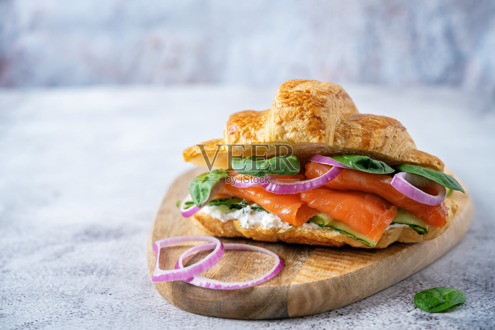 熏鲑鱼,乳清干酪,黄瓜三明治照片摄影图片