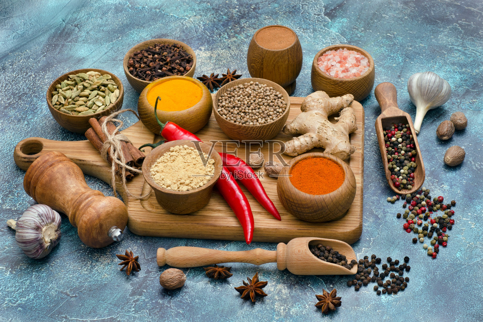 芳香的印度香料和厨房用具照片摄影图片