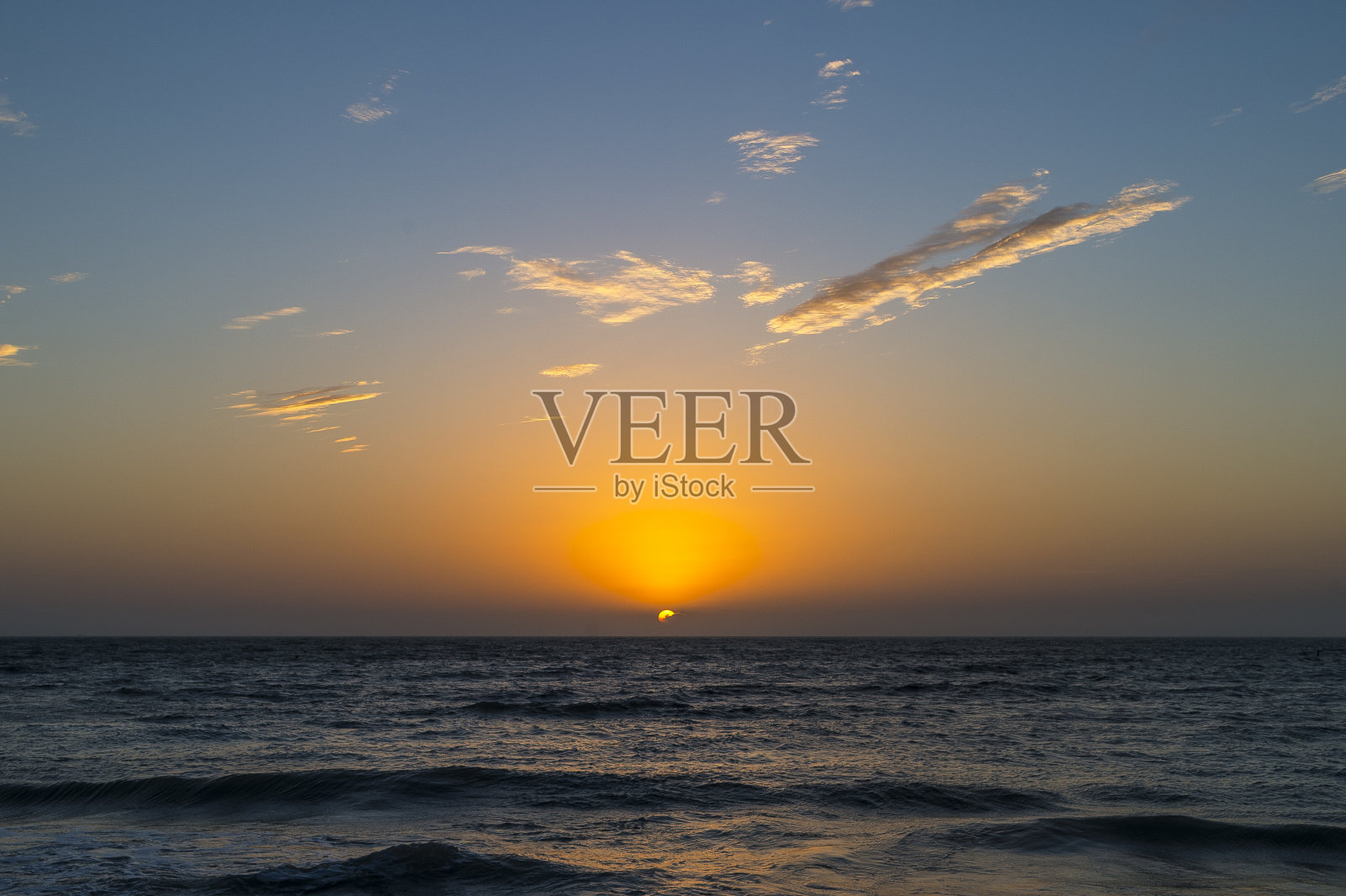 日落与轻云照片摄影图片