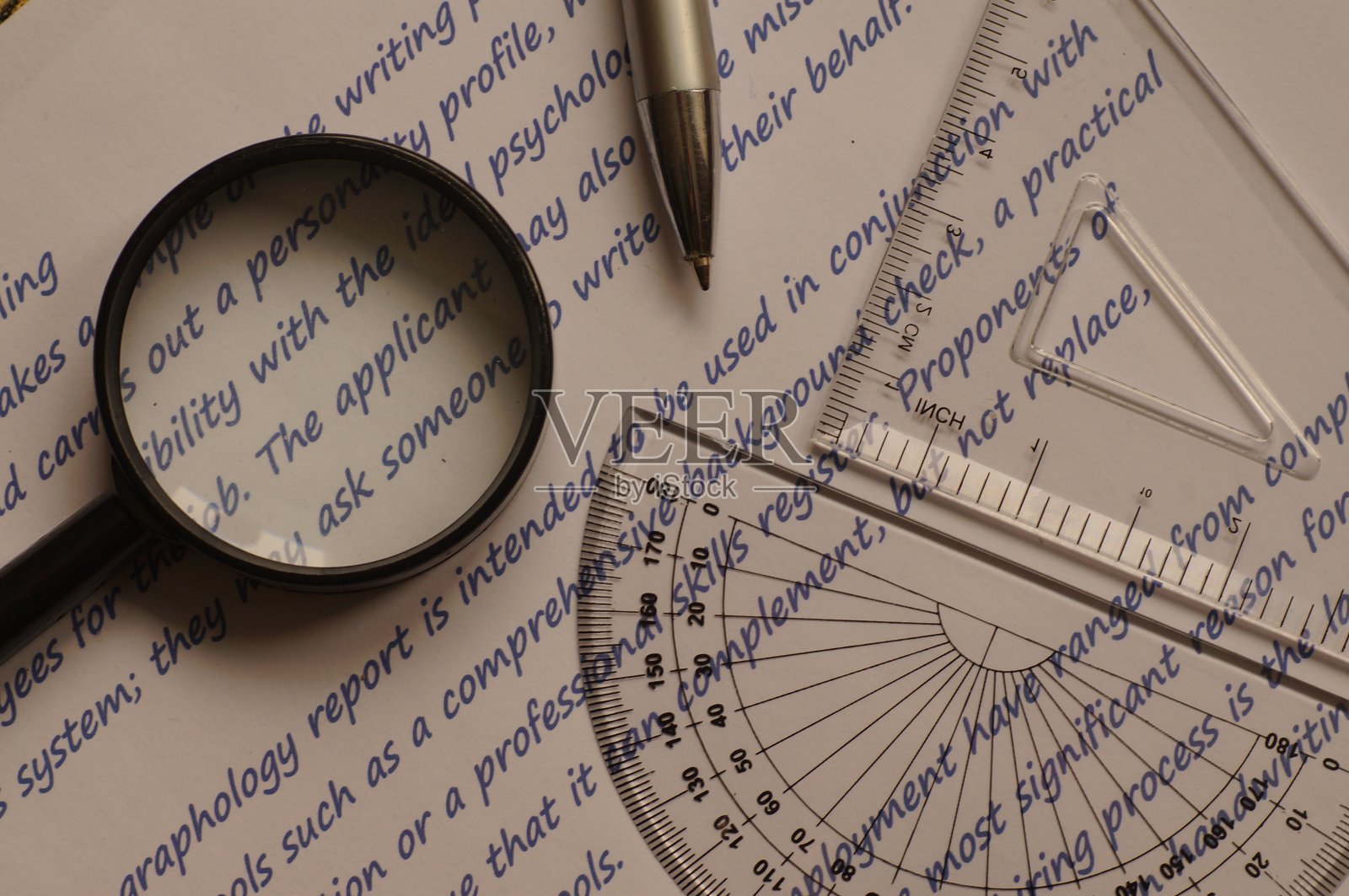 写求职信和求职申请——一张写文章的空白纸。照片摄影图片