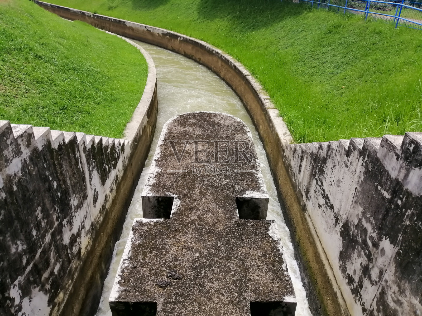 从排水沟看照片摄影图片