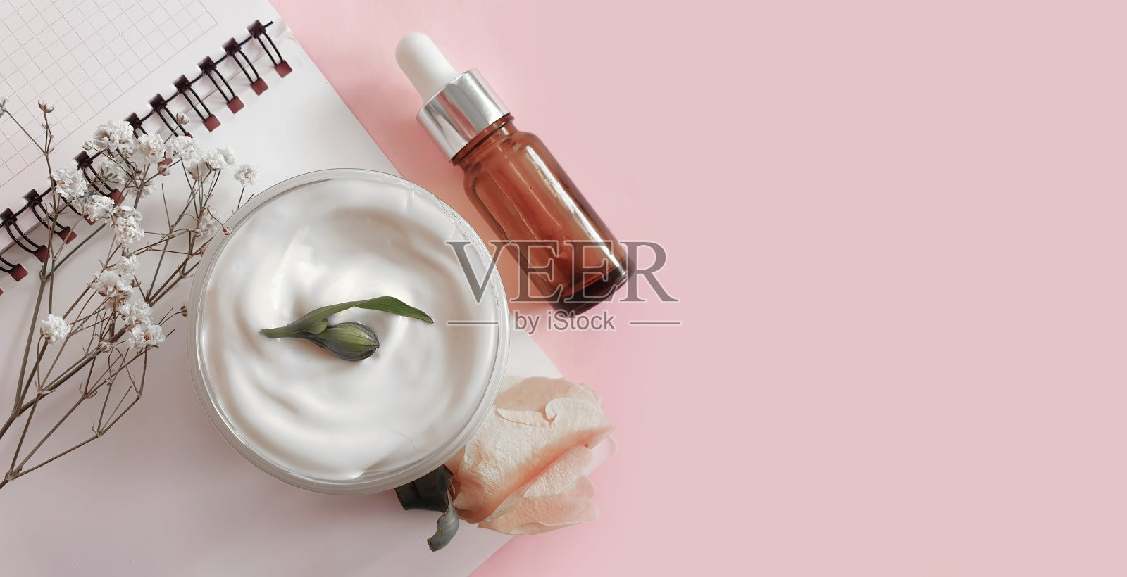 奶油化妆品玫瑰花在彩色的背景照片摄影图片