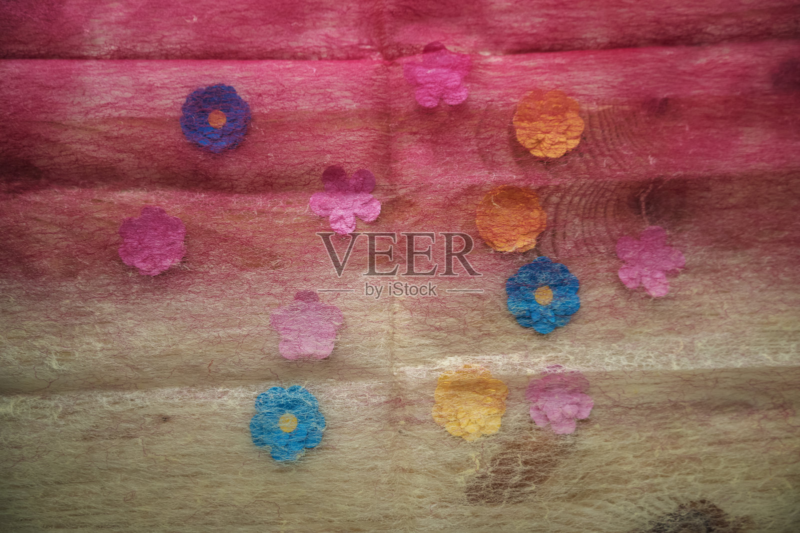 梯度彩色透明织物覆盖彩色纸花照片摄影图片