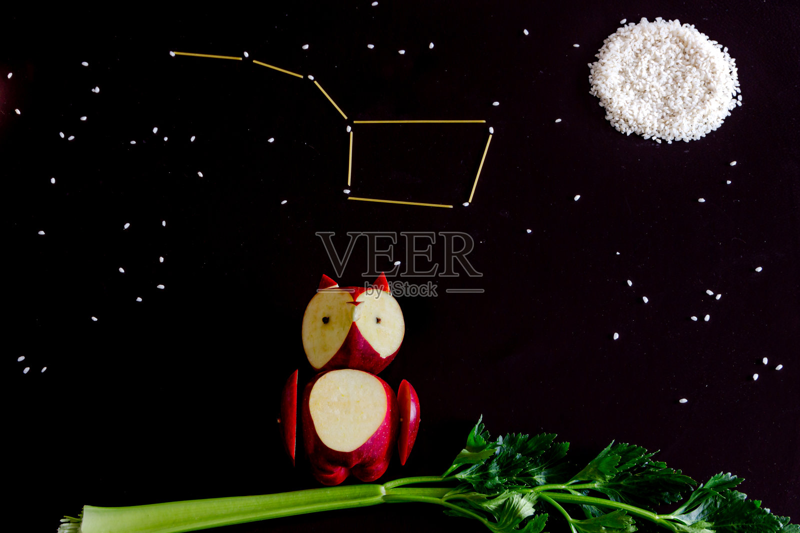 用食物做成的有趣猫头鹰照片摄影图片