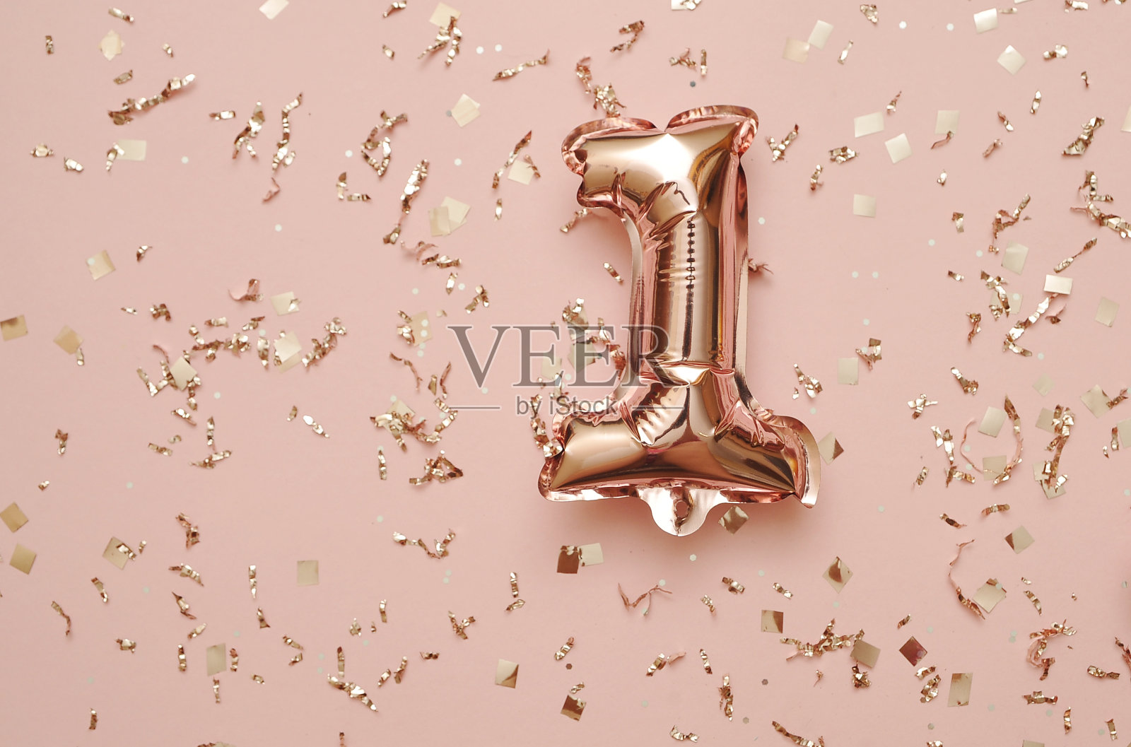 闪亮的气球和闪光的节日背景。照片摄影图片