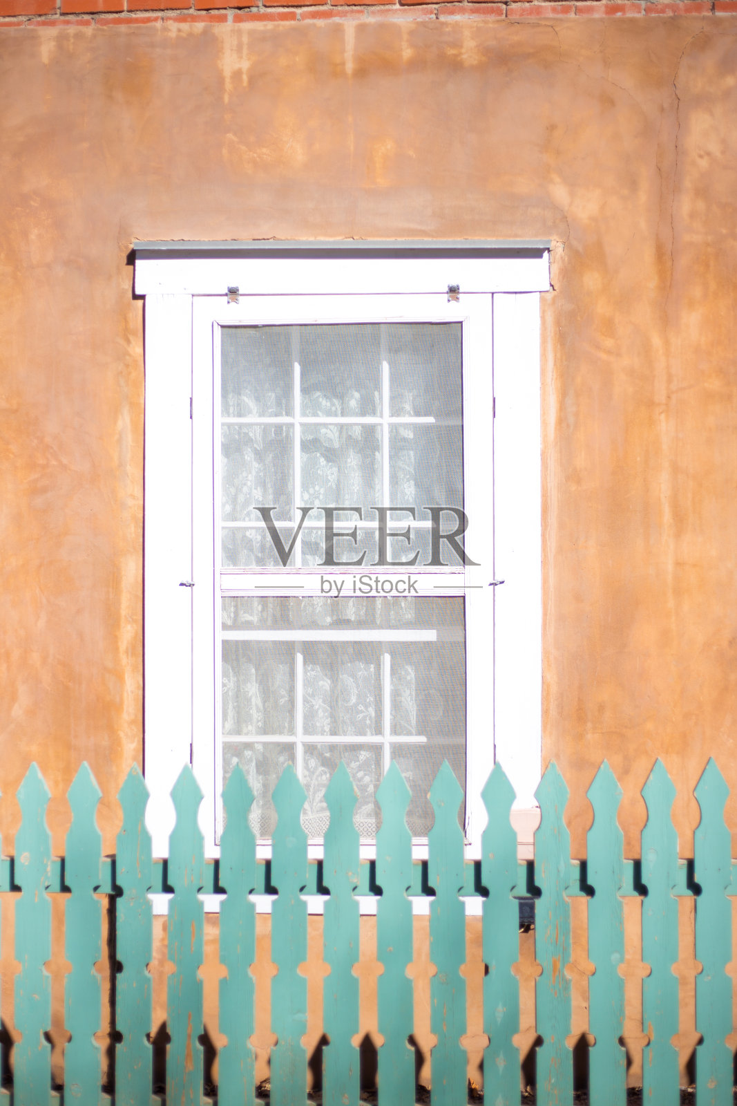 圣塔菲,内省:土坯墙,窗户,绿色尖桩栅栏照片摄影图片