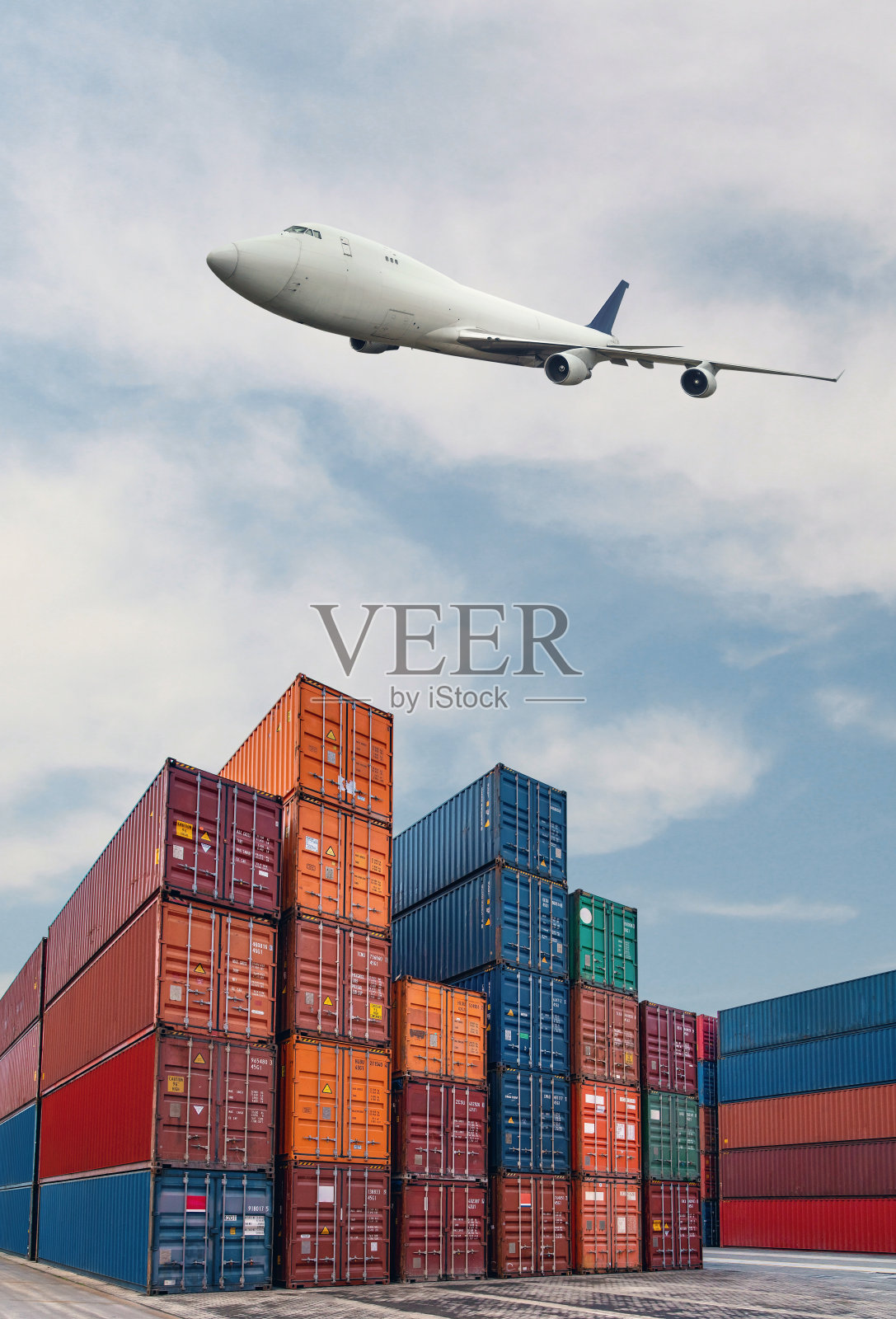 飞机在集装箱港口上空飞行。照片摄影图片