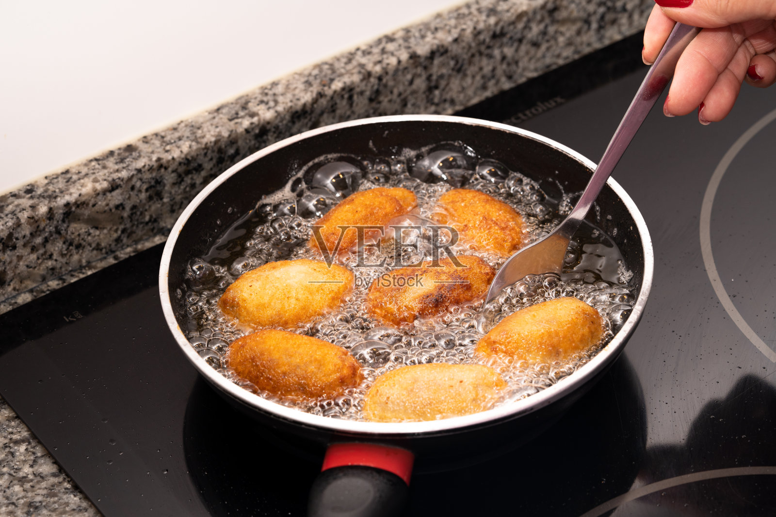 近炸丸子。照片摄影图片