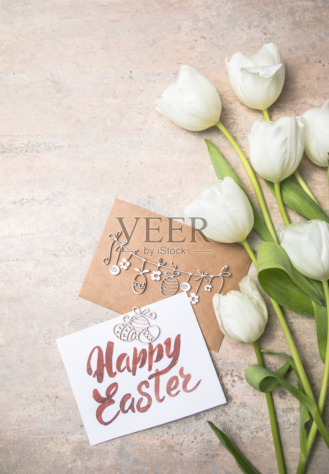 白色郁金香,灰色背景上的复活节快乐卡片。俯视图平铺照片摄影图片