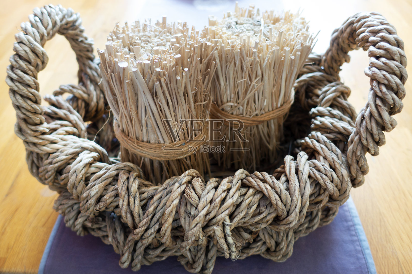 用干植物装饰柳条篮照片摄影图片