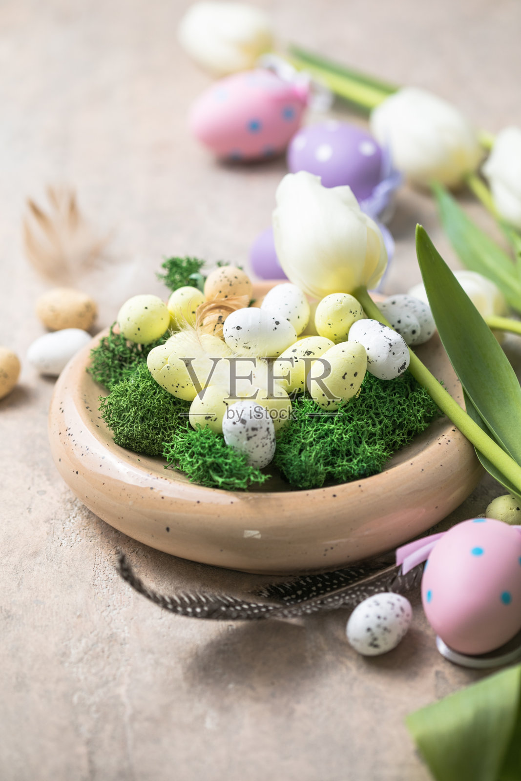 复活节的组成与彩色复活节彩蛋和春天的花郁金香在混凝土的背景。复活节卡片副本空位照片摄影图片