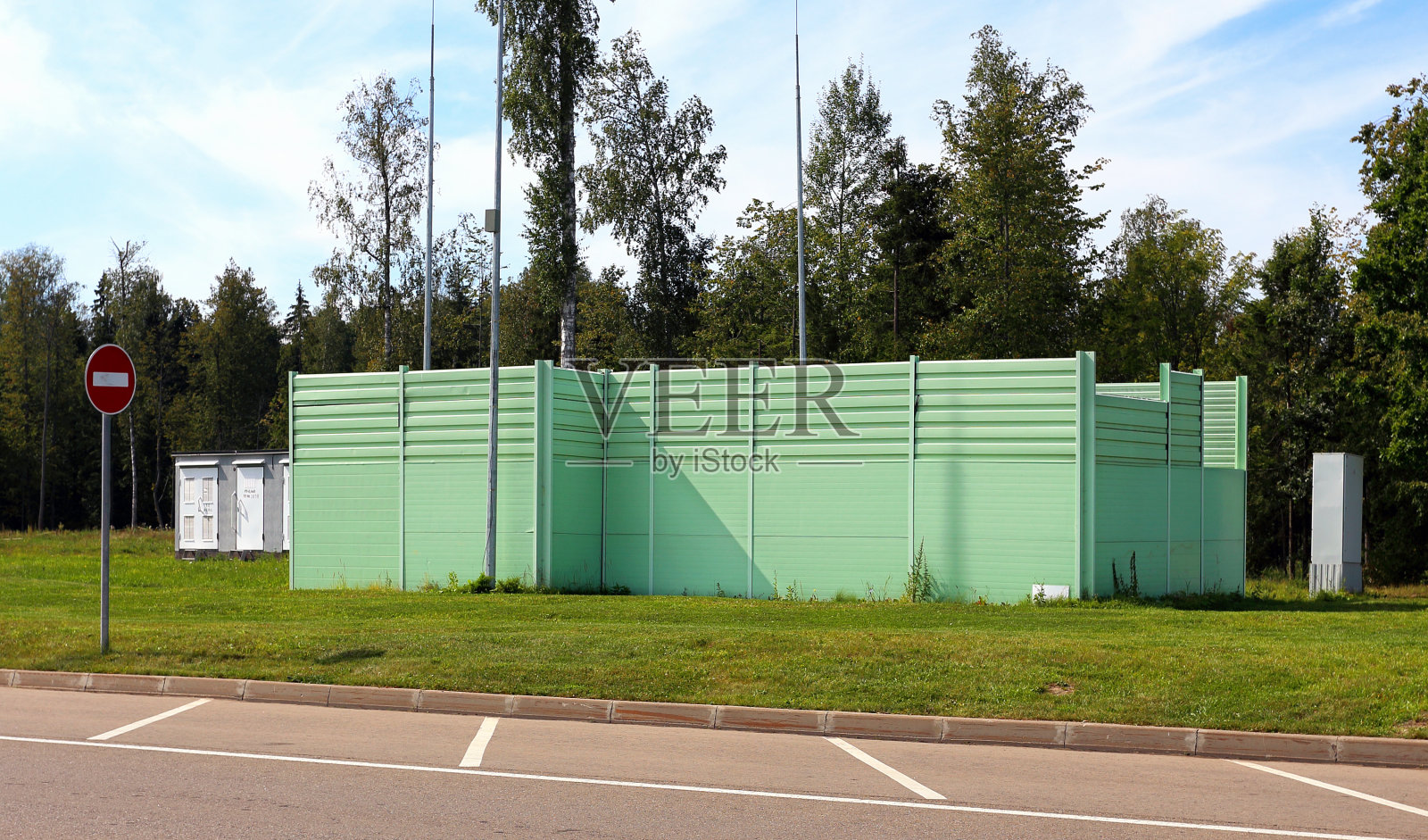 地面上的技术大楼照片摄影图片