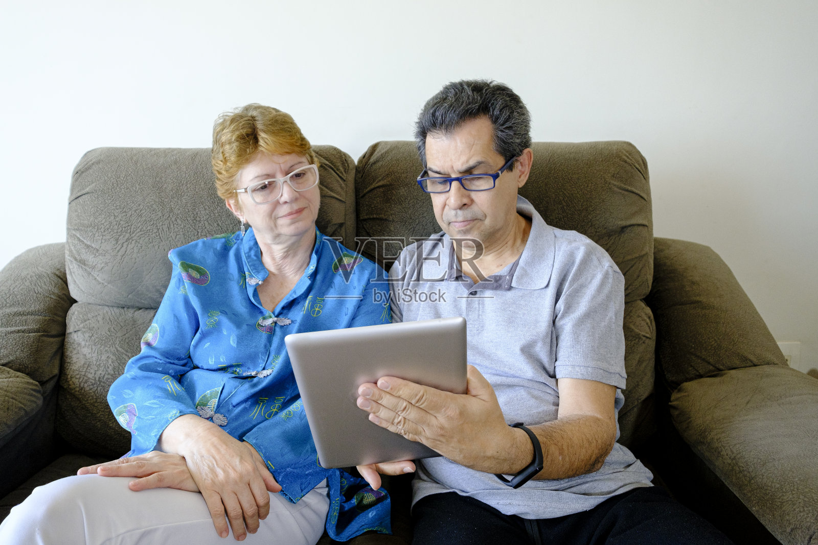 和家人一起用平板电脑计数的老年人照片摄影图片