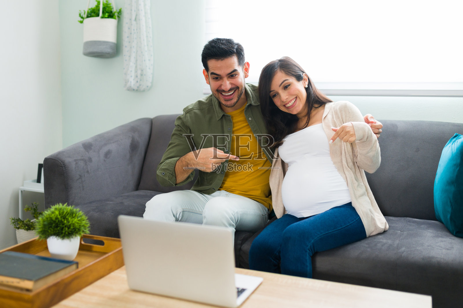 一对夫妇在视频聊天中透露他们的新怀孕照片摄影图片