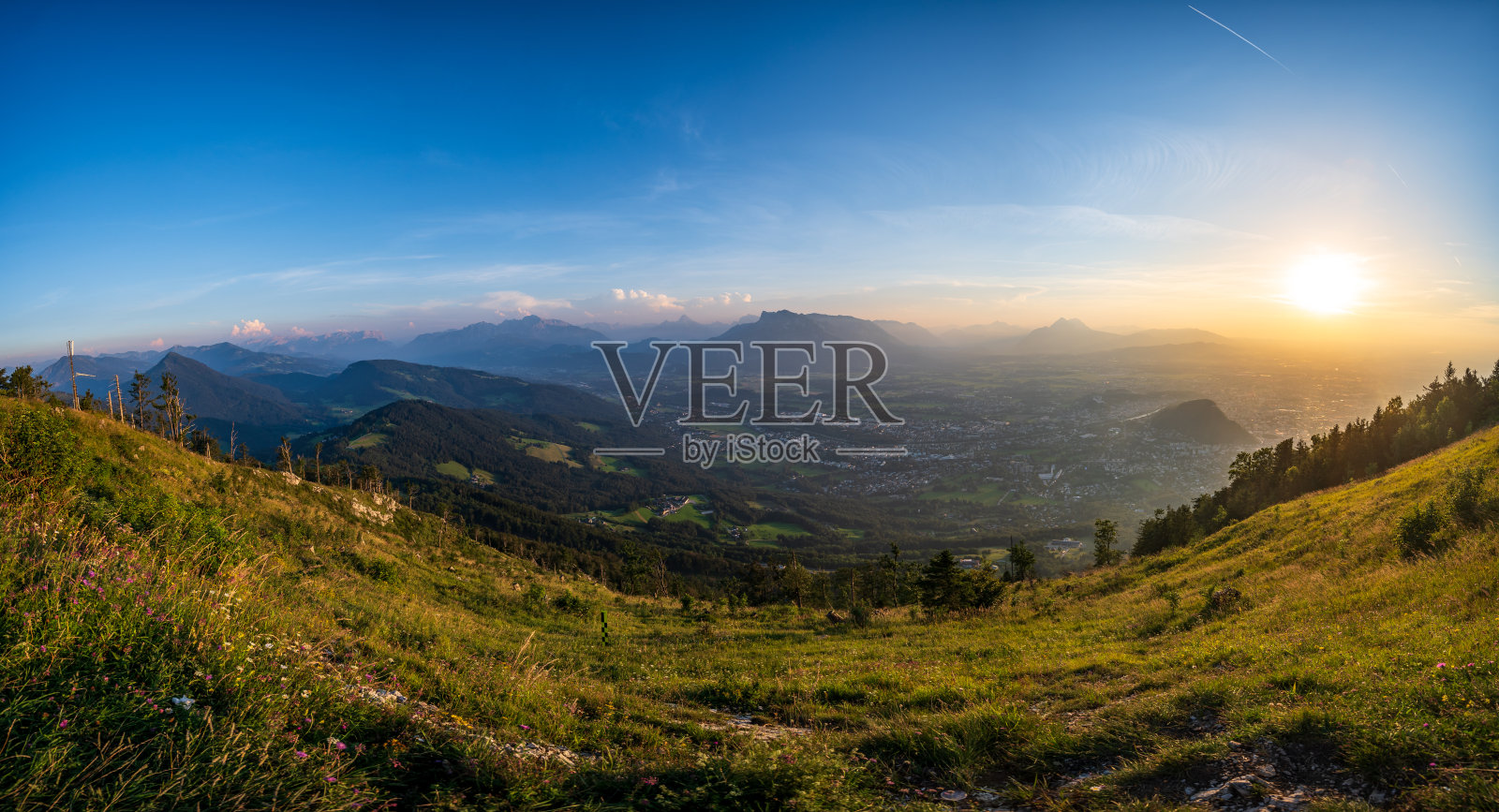 萨尔斯堡的全景从山Gaisberg在日落照片摄影图片