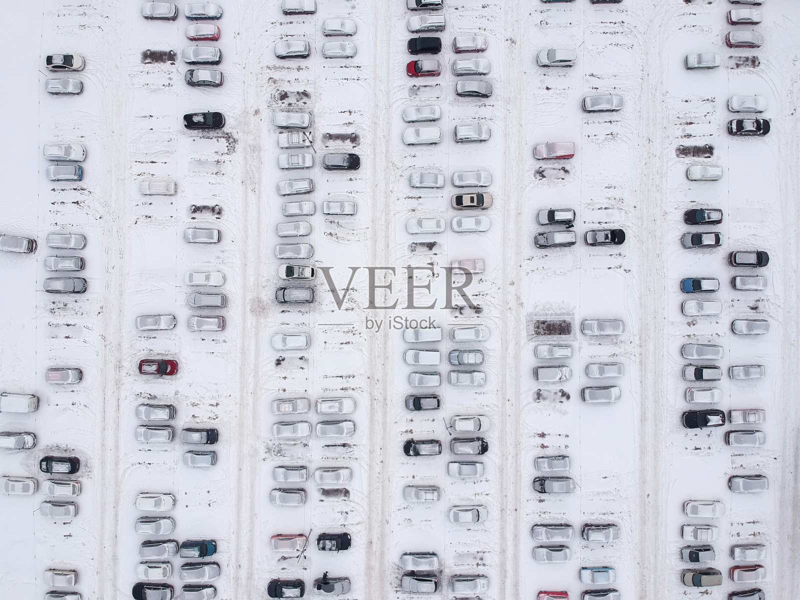 鸟瞰图的城市停车场覆盖了新雪在冬天照片摄影图片