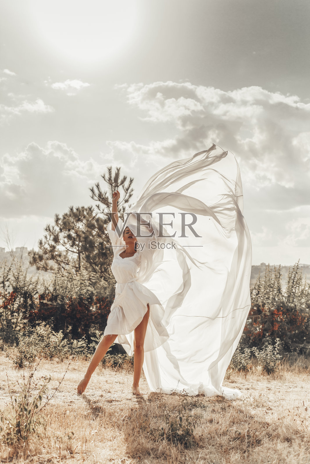 穿着白色裙子的漂亮女人照片摄影图片