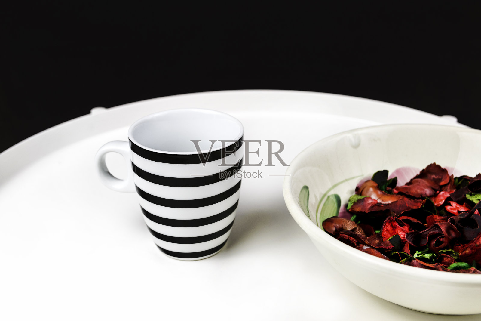 黑白杯子放在白色桌子上照片摄影图片