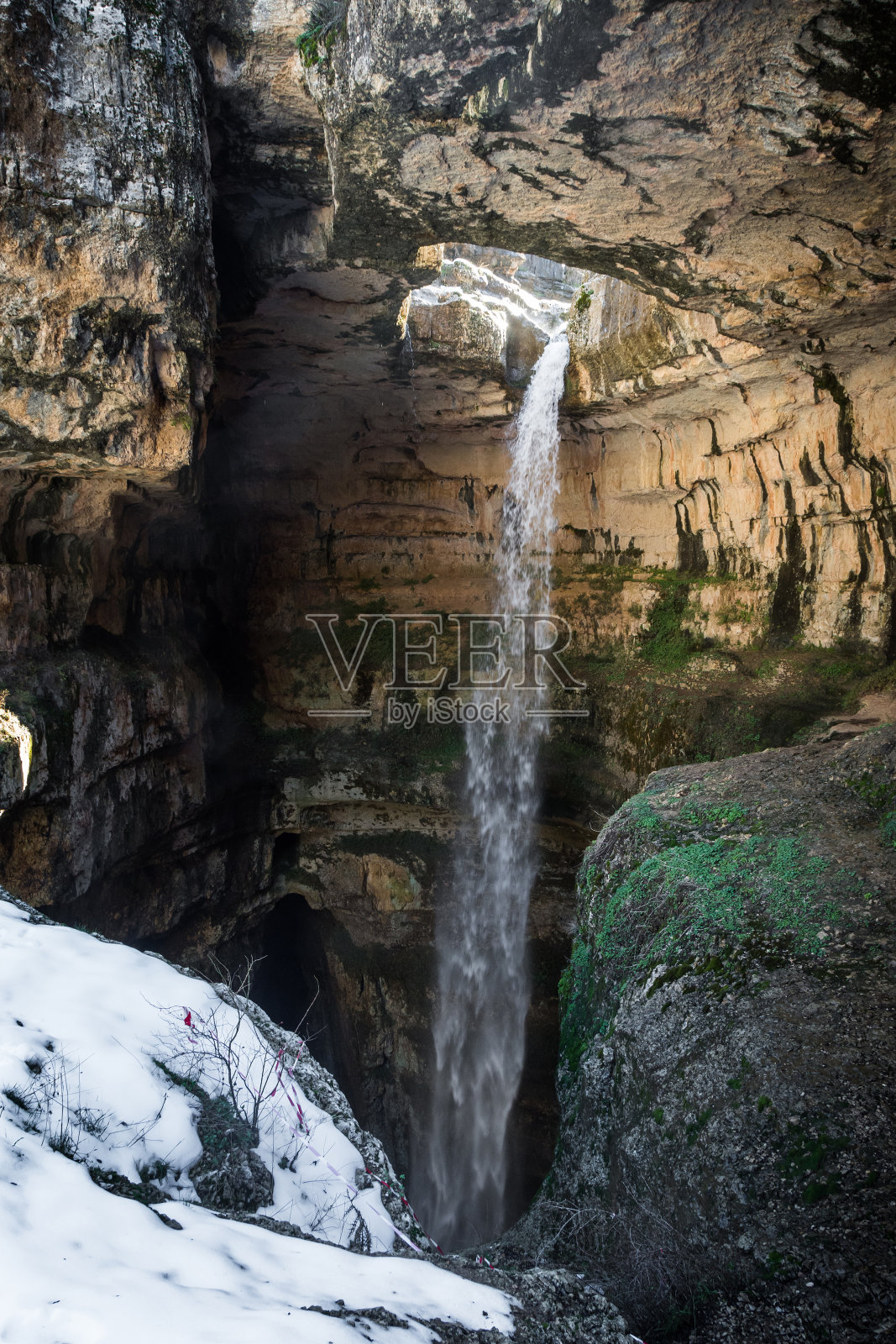 黎巴嫩Tannourine的Baatara峡谷瀑布和天然桥梁照片摄影图片