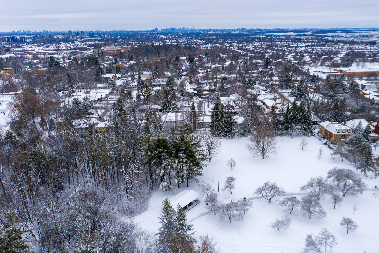 鸟瞰图的米尔池塘公园在里士满山在冬天,安大略省,加拿大照片摄影图片