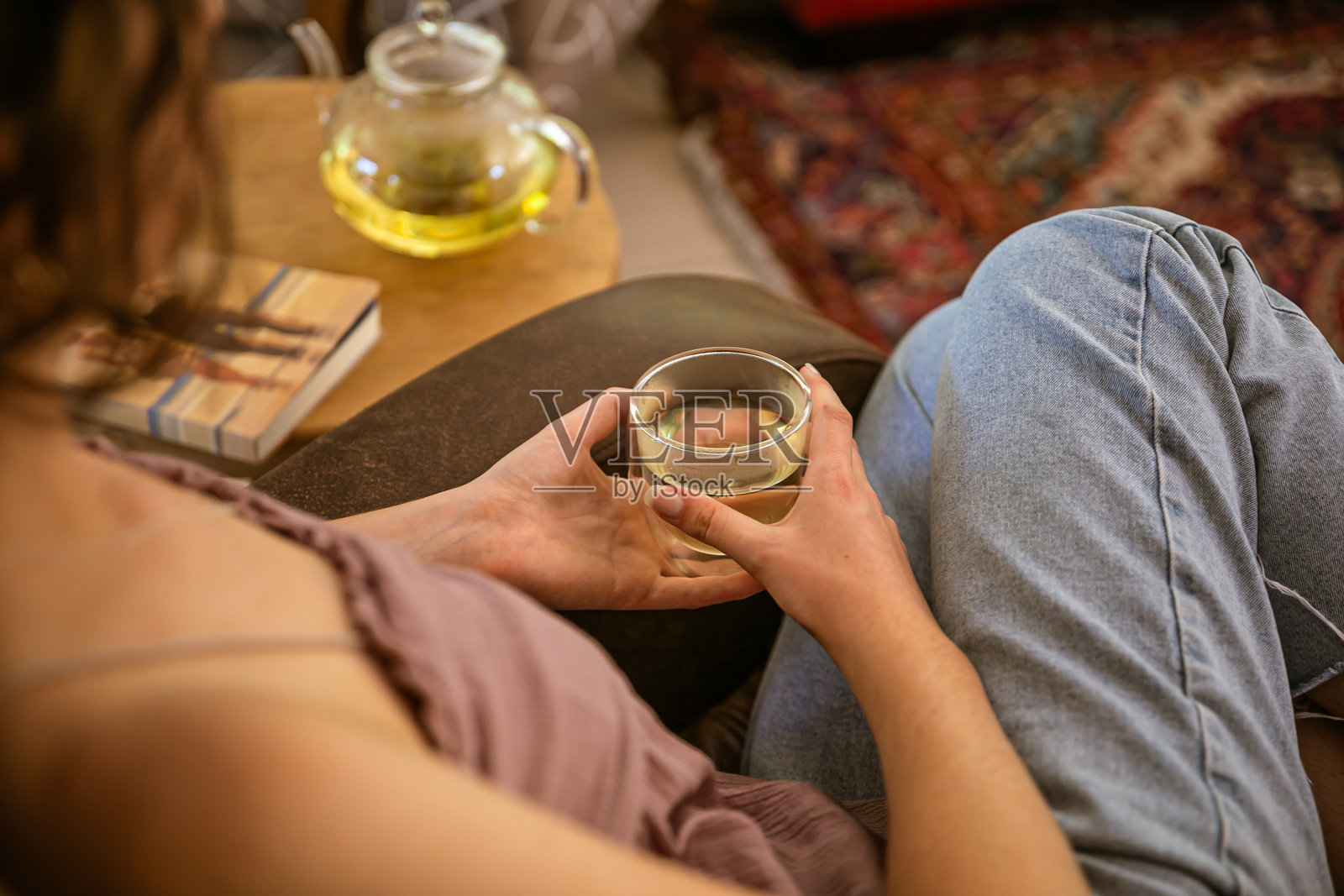 年轻女子喝散叶甘菊茶照片摄影图片