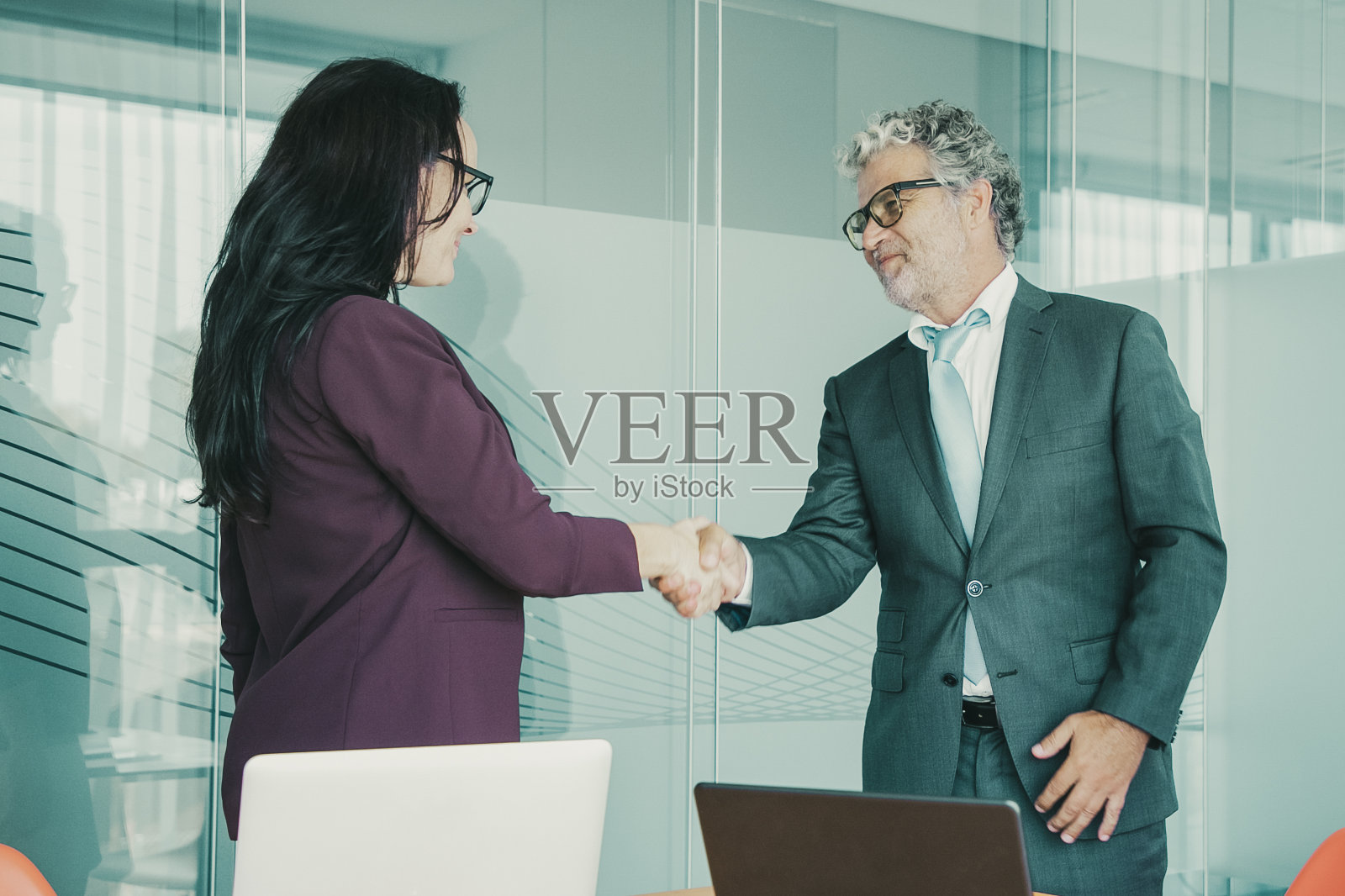 内容商人握手和问候照片摄影图片