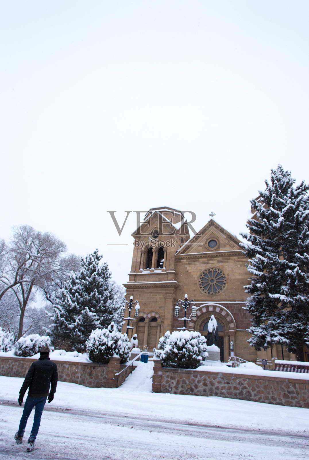 圣菲,内省:在白雪覆盖的圣弗朗西斯大教堂附近的人照片摄影图片