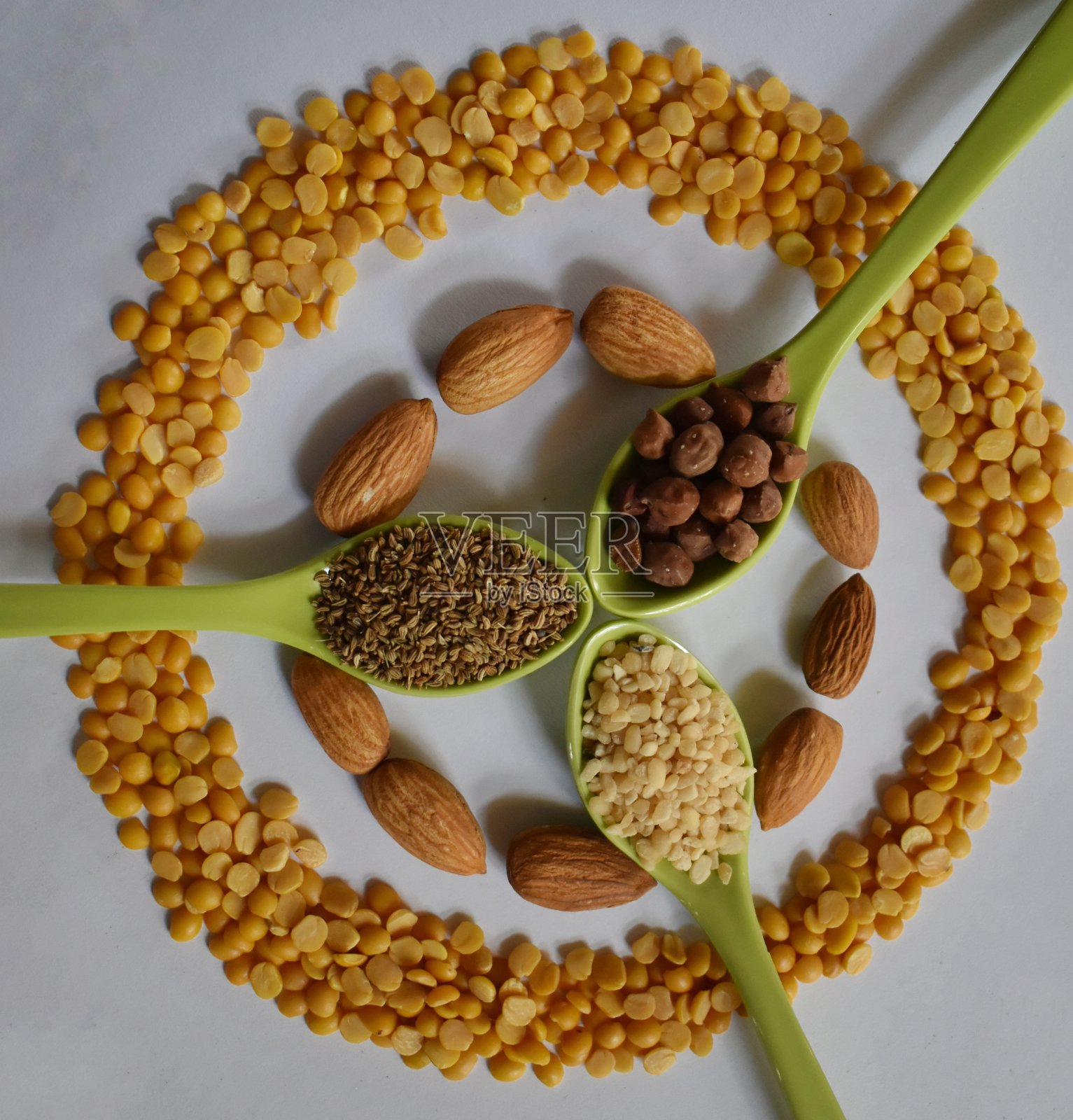 各种谷物,豆类,豆类,豌豆,扁豆和杏仁勺在白色的背景照片摄影图片