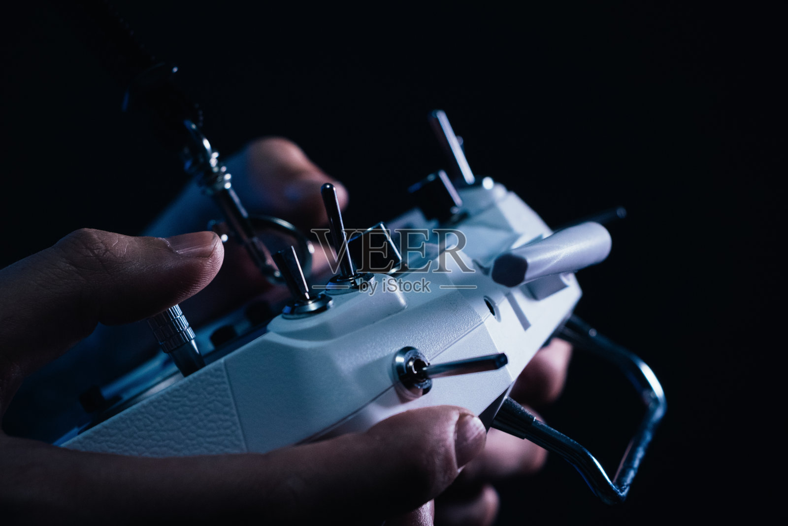 人驾驶FPV无人机照片摄影图片