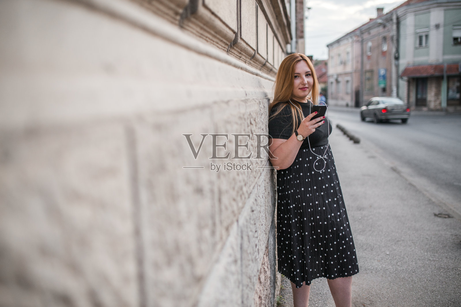 年轻女子在城市中使用手机照片摄影图片