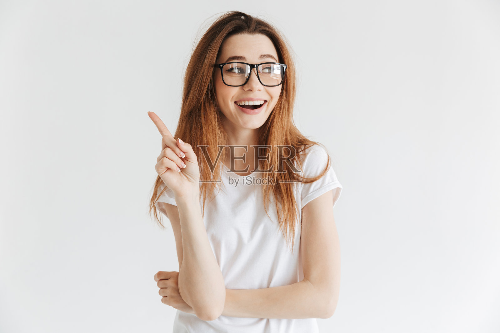 穿t恤戴眼镜的快乐女人有主意照片摄影图片