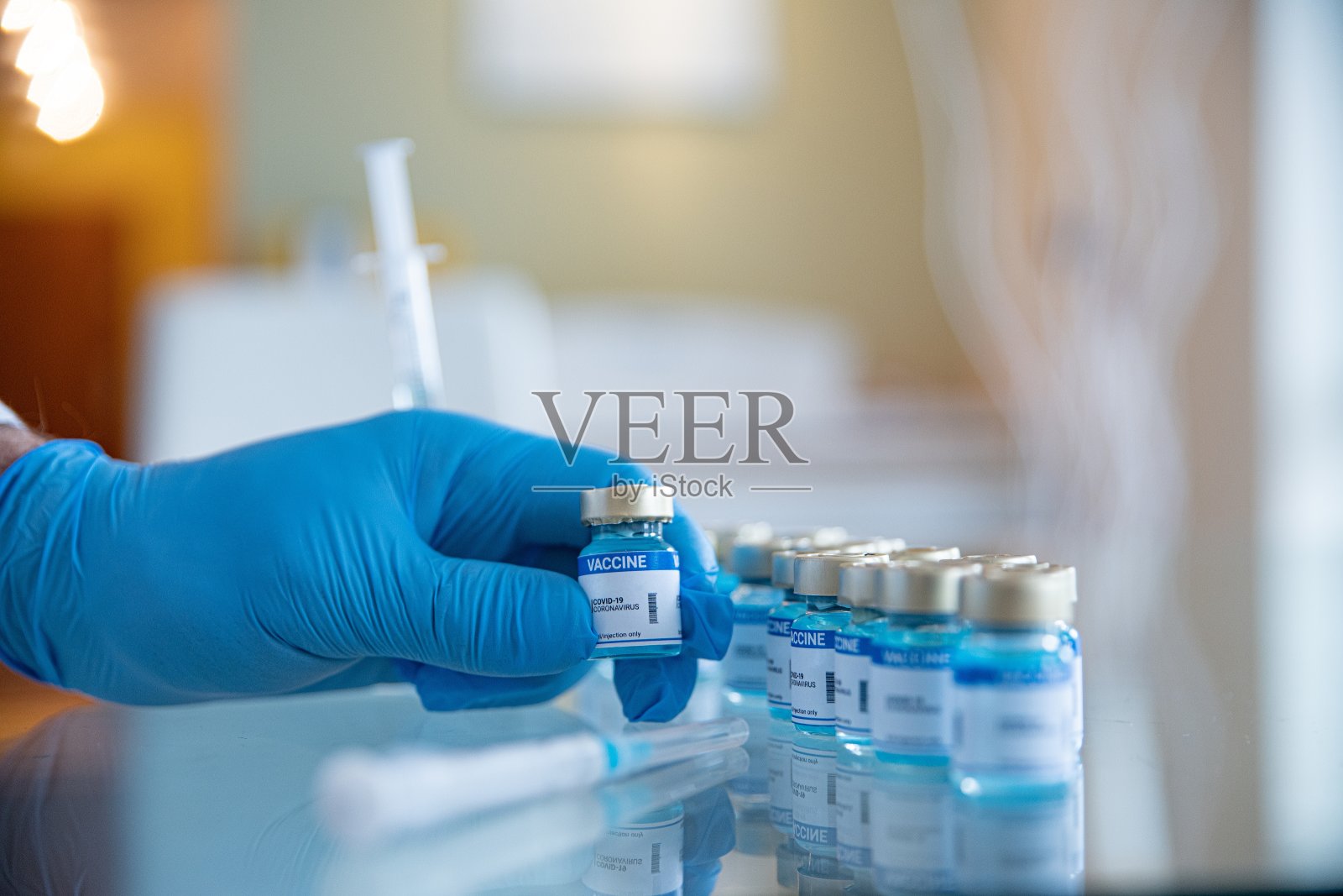 实验室用Covid-19疫苗安瓿。抗击新冠肺炎大流行。照片摄影图片