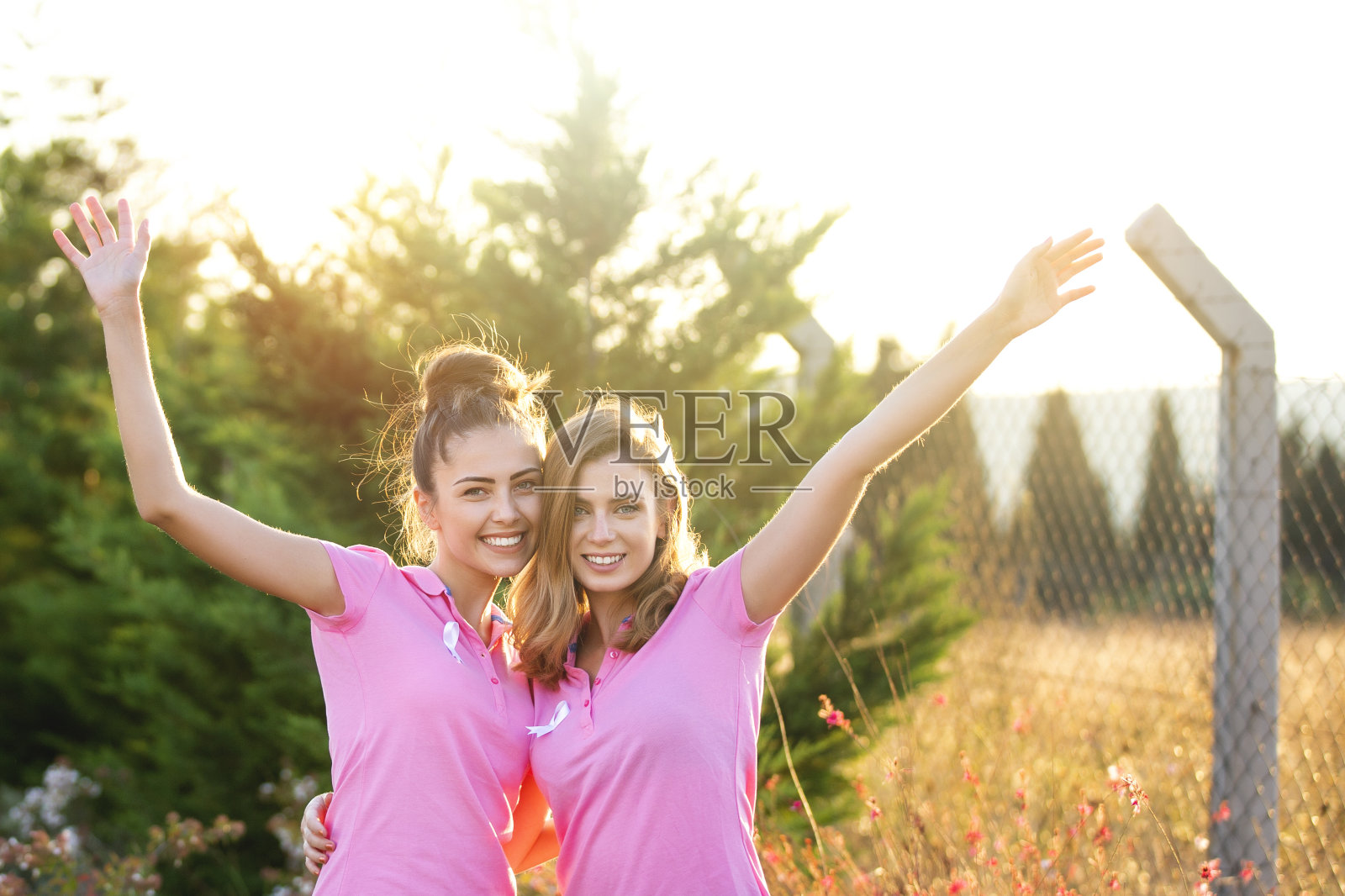 微笑的妇女用丝带预防乳腺癌照片摄影图片