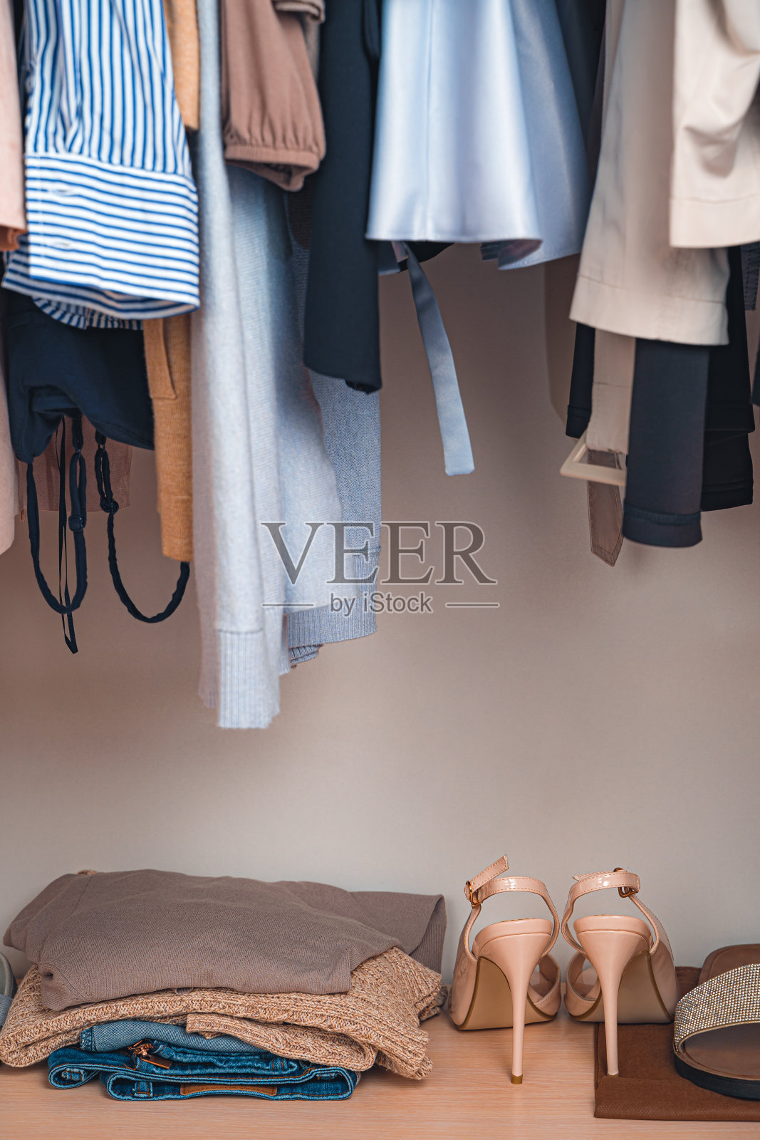 柜子里的东西,衣架上和架子上的东西照片摄影图片