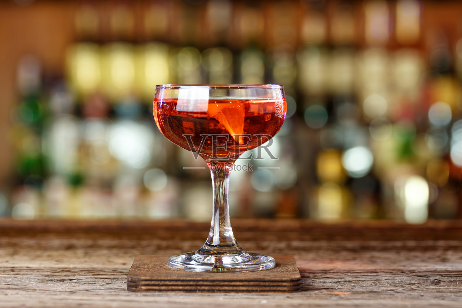 以朗姆酒为基料的橙汁鸡尾酒。照片摄影图片