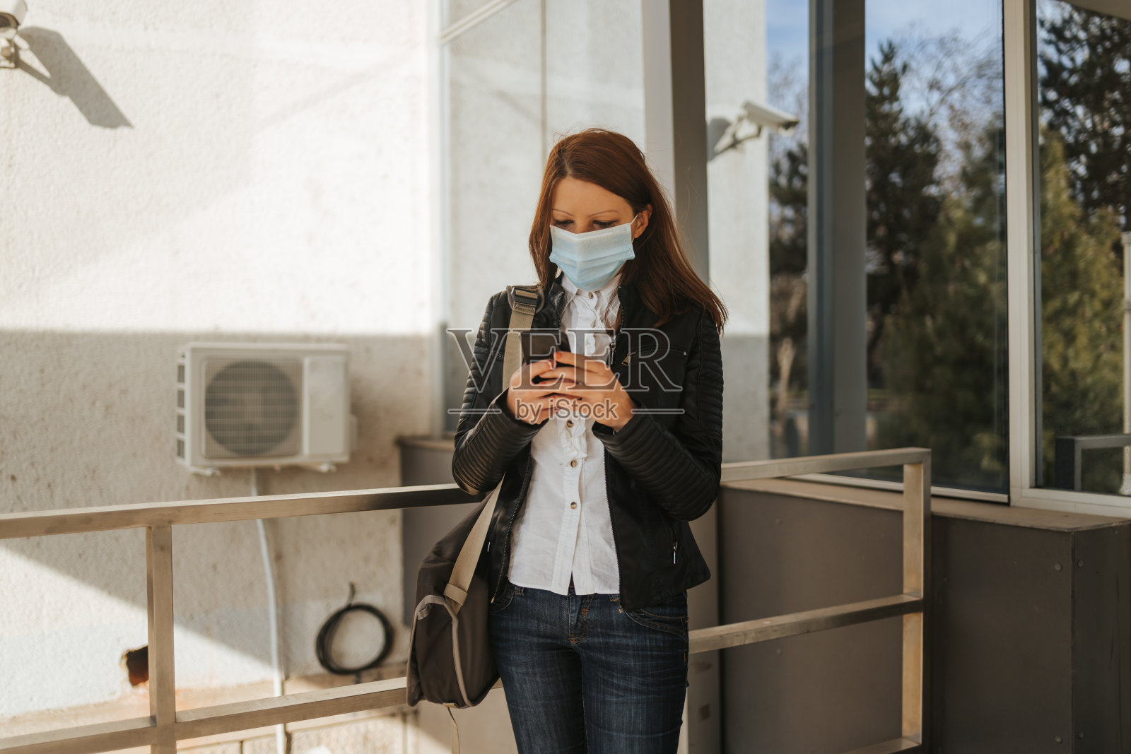 在城市里使用电话的妇女照片摄影图片