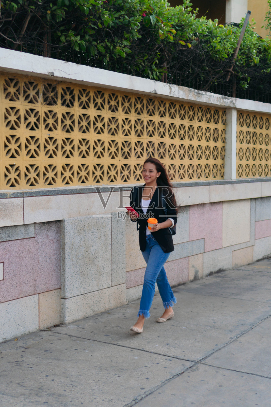 女商人在电话里。一个下班路上用手机的女人。照片摄影图片