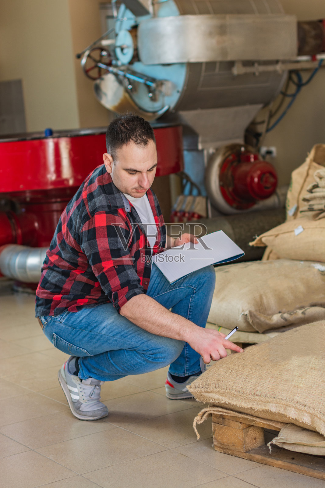 在咖啡烘焙工厂工作的人照片摄影图片