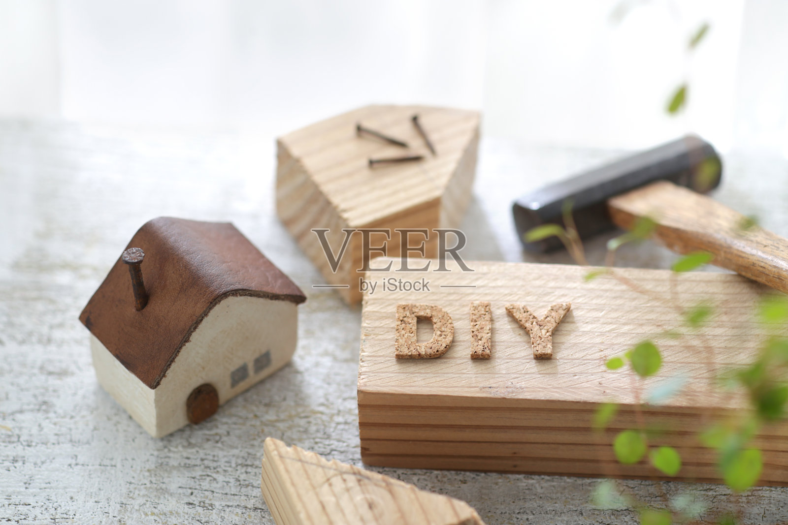 开始用小木材通过光线照射的窗帘DIY的图像照片摄影图片