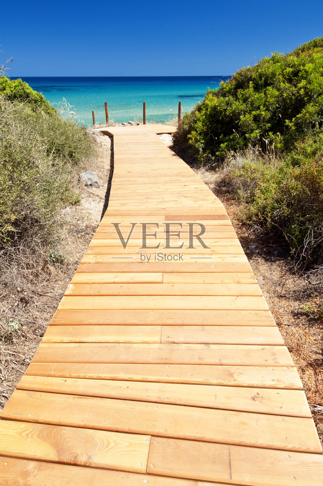 在卡斯提亚达斯撒丁岛的斯科格里奥迪庇皮诺海滩,翡翠般的水和白色的沙子照片摄影图片