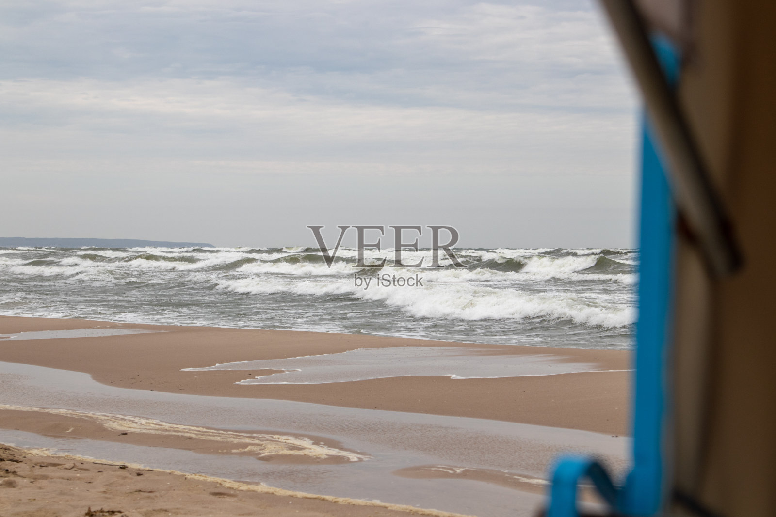 沙滩上有一把沙滩椅和波浪我照片摄影图片