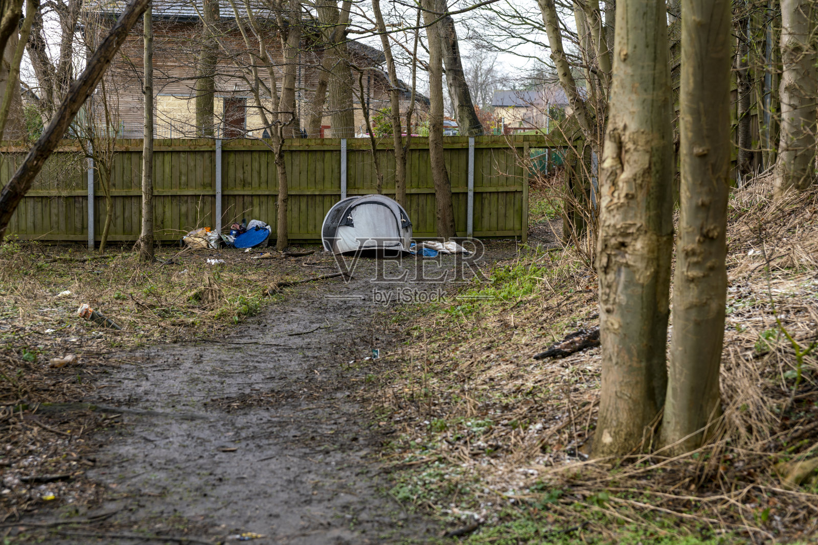 在河岸边的流浪人员帐篷照片摄影图片