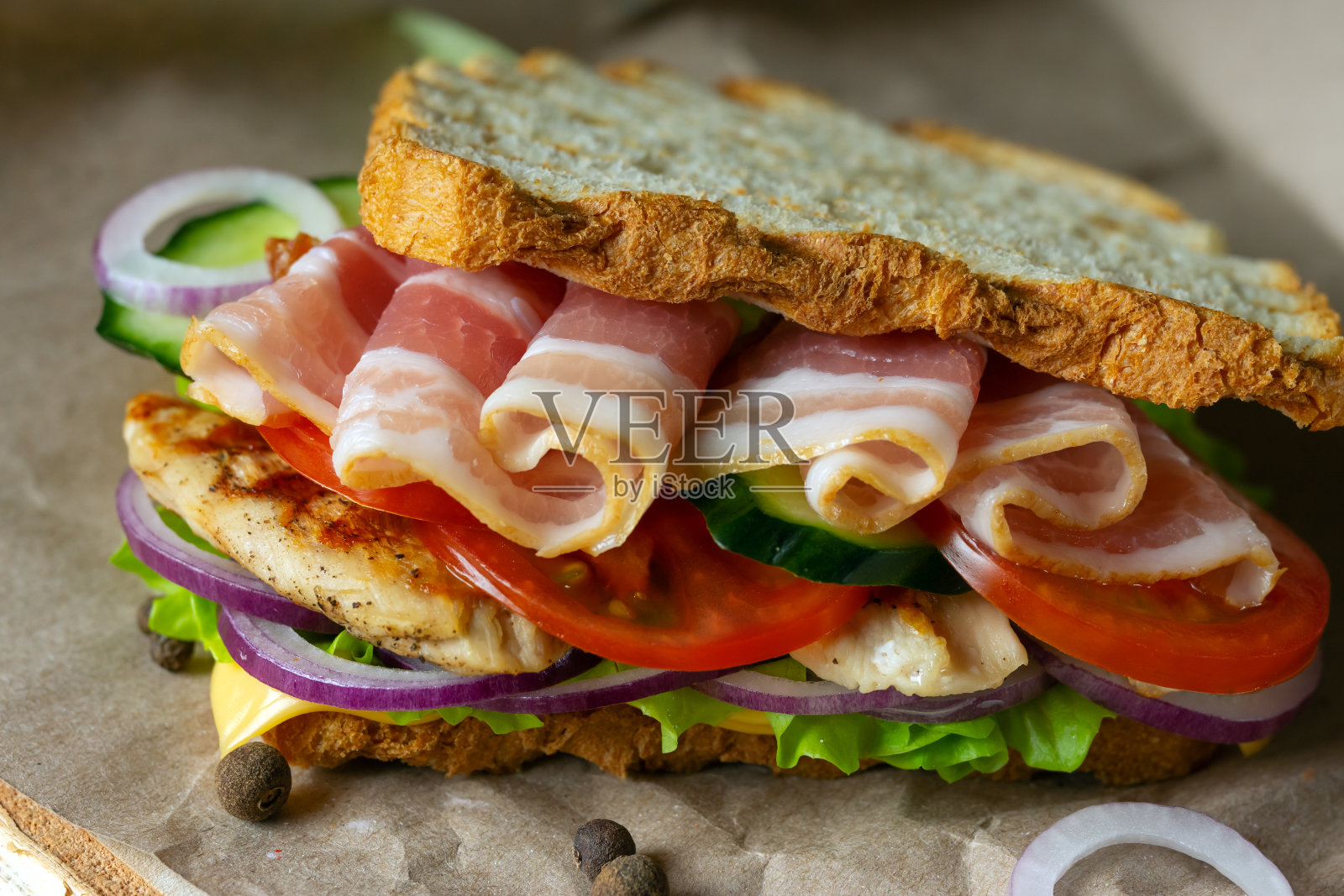 牛皮纸做的大三明治。照片摄影图片