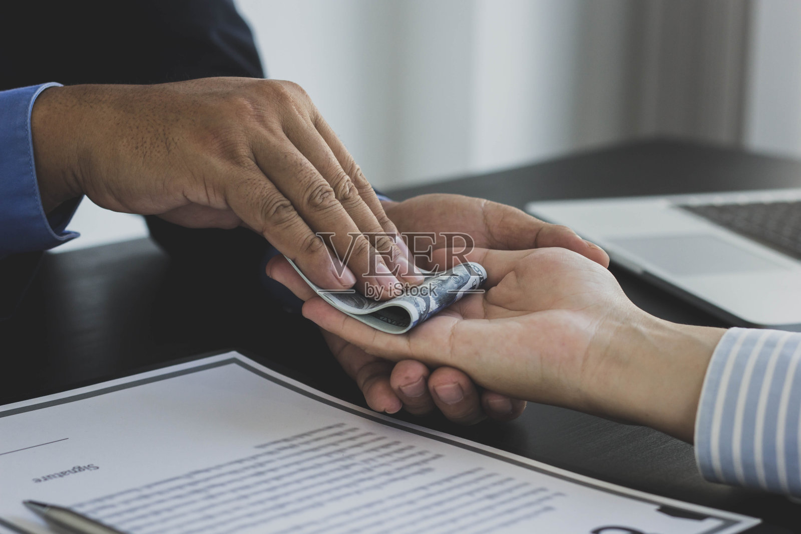 这个商人正在把贿赂退还给一个合作公司。照片摄影图片