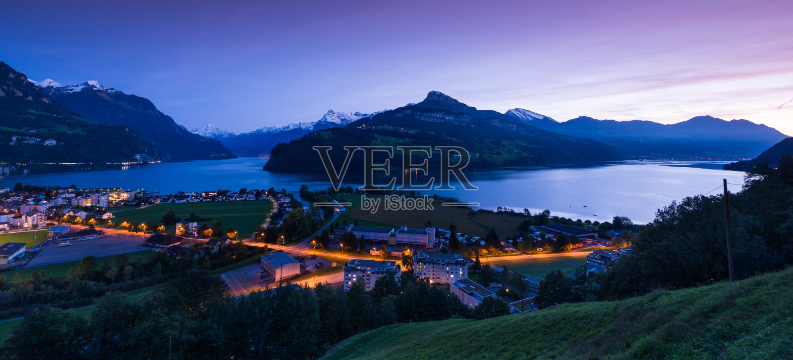 晚上的风景。布伦南市施维茨的全景州。琉森湖。瑞士阿尔卑斯山。照片摄影图片
