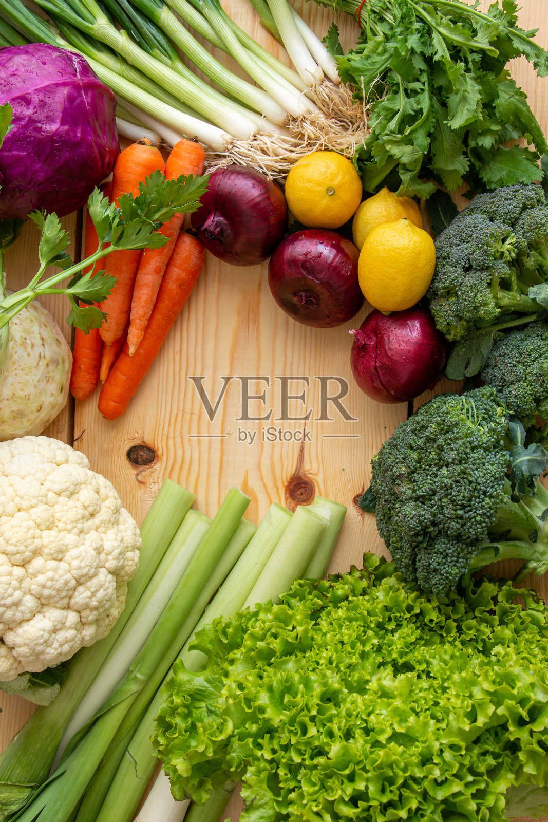 新鲜颜色的蔬菜站在木头上。照片摄影图片