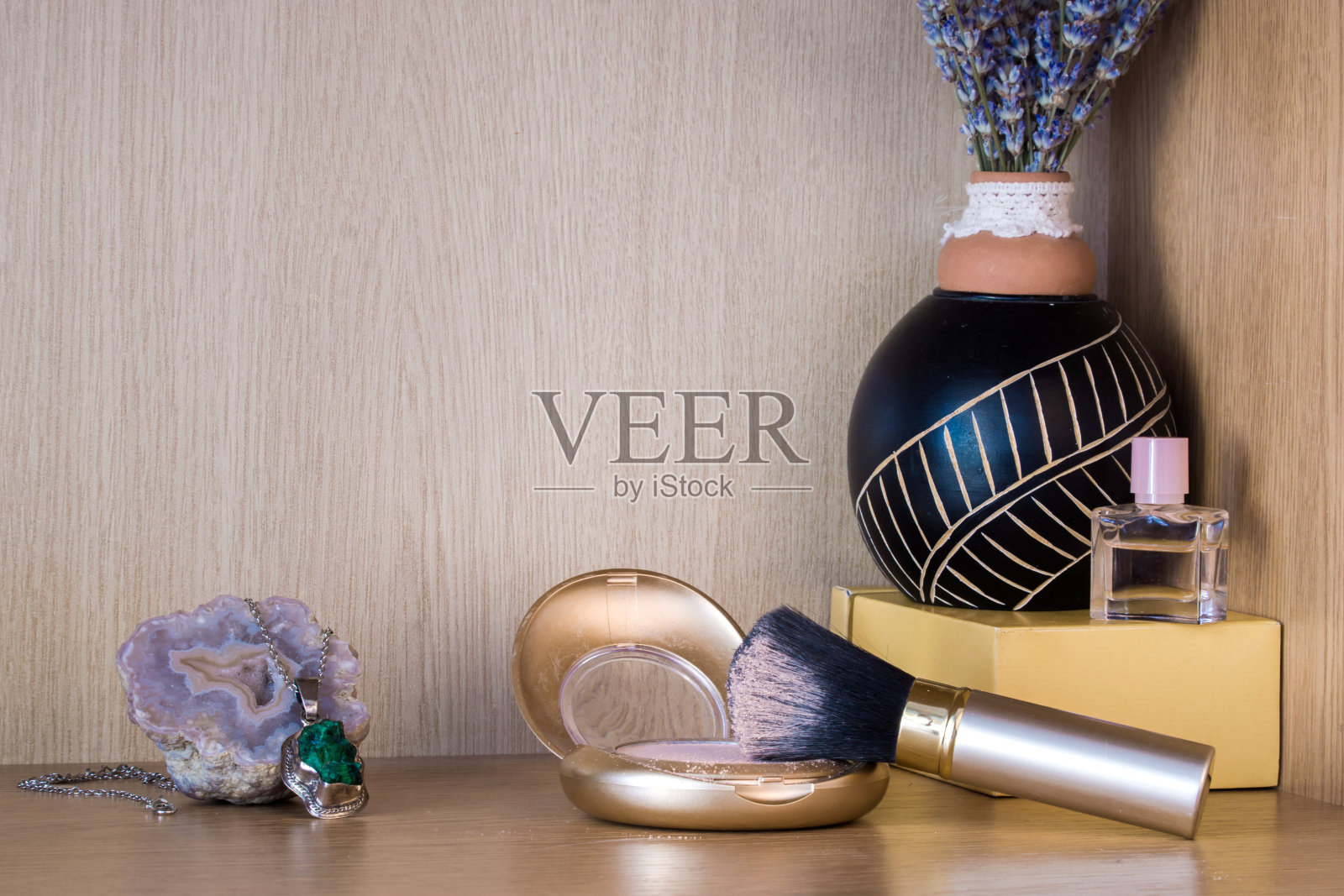 美容产品与珠宝放在角落的木架上照片摄影图片