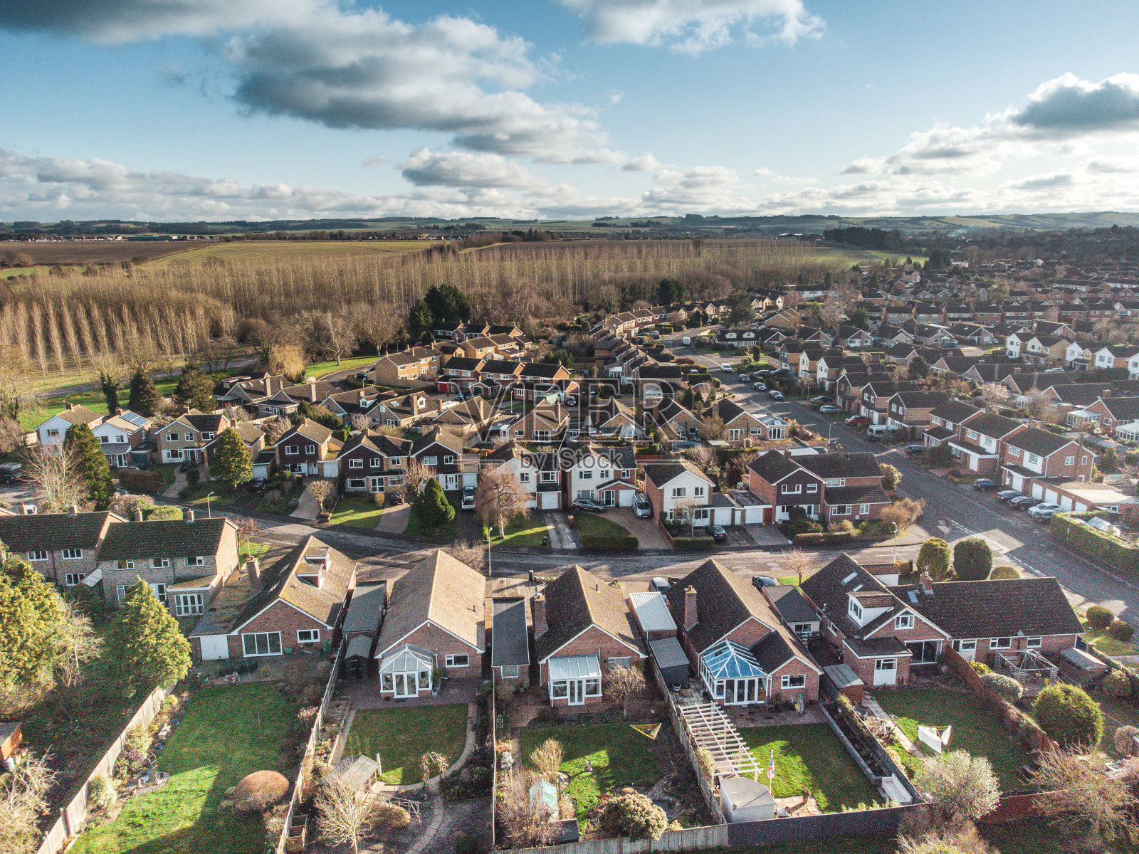 瓦尔日奇附近的格罗夫鸟瞰图。照片摄影图片